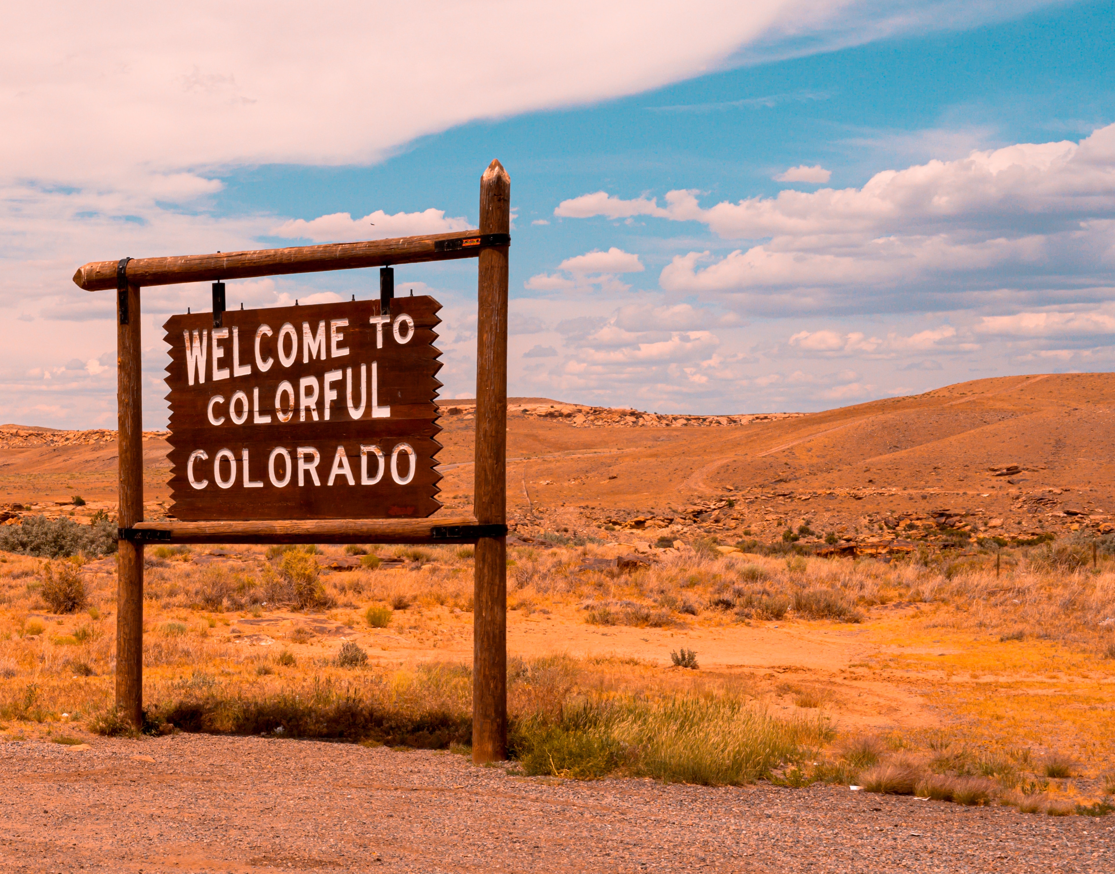 Cartel "Colorido Colorado". Foto de Arturo Rivera.